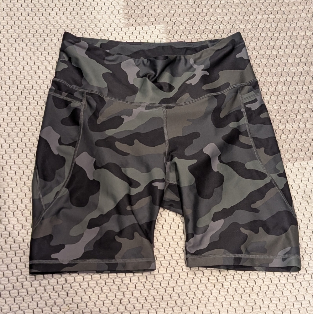 Old Navy High-Waisted PowerSoft Side-Pocket Biker Shorts XL Green Camo